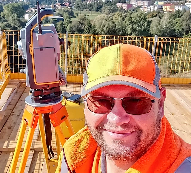 Ing. Jan Koukl při geodetickém měření